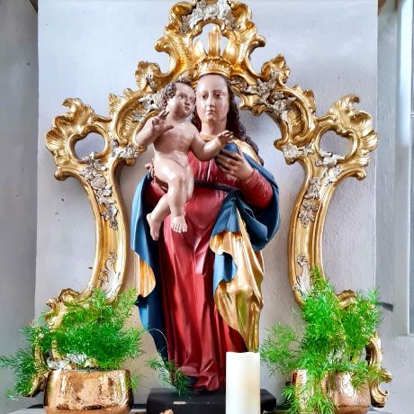 In der Kirche Maria mit Jesus